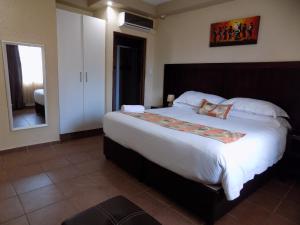 马盖特Margate Beach Lodge的一间卧室,卧室内配有一张大床