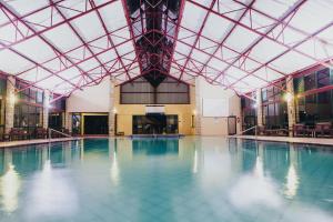 伯格维尔ATKV Drakensville的一座带天花板的建筑中的一座空游泳池