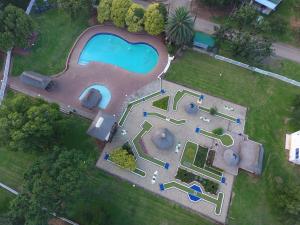 伯格维尔ATKV Drakensville的享有公园空中美景,设有游泳池