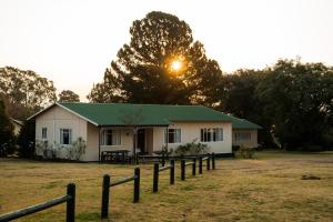 伯格维尔ATKV Drakensville的田野上带绿色屋顶的房子