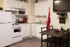 加蒂诺Business Traveler's Cozy Studio #21 by Amazing Property Rentals的厨房配有桌子和白色冰箱。