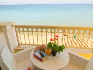 梅松吉Hotel Rossis的海滩景阳台桌子