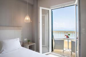 梅松吉Hotel Rossis的一间卧室配有一张床,享有海景