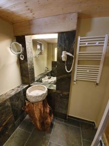 阿祖加Alpin Lodge的一间带水槽和木柴的浴室