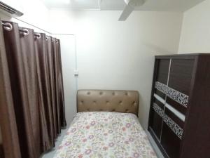 大港YITOM Homestay易通民宿的一间卧室配有一张床和一个梳妆台
