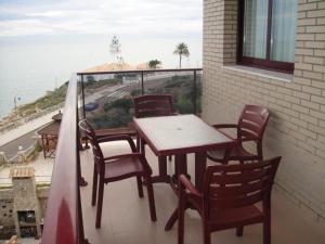 库列拉埃尔法罗公寓式酒店的海景阳台上的桌椅
