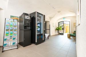 沃尔特湖畔韦尔登Velden24 - create your own stay的一间位于大楼内的客房,配有两个大冰箱