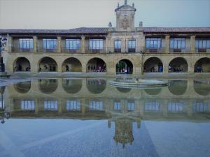 圣多明各德拉圣多明各-德拉卡尔萨达旅馆的倒影在水中的一个建筑