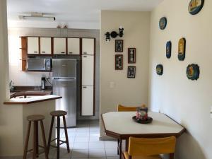 圣劳伦斯海滨Riviera Green的厨房配有冰箱和桌椅