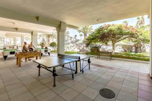 阿德耶Apartamento Altamira的庭院里设有乒乓球桌的房间