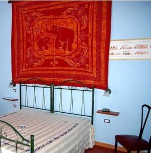 阿夸里卡德尔卡波B&B Sudest的一间卧室,床上方有红色地毯