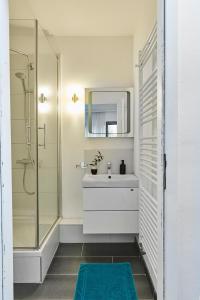 维利希SCHLAFGUT! HOTEL-WILL.ICH Garni的浴室配有盥洗盆和带镜子的淋浴