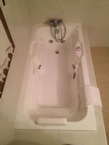 托雷卡瓦列罗斯拉斯富恩特斯酒店的白色浴缸上方有毛巾