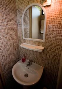 斯卡拉伯塔麦斯Anastasia Rooms的一间带水槽和镜子的浴室
