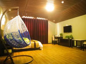 德州格林联盟德州宁津县正阳路德百广场酒店的一间带床和净秋千的房间