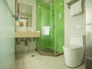 格林豪泰上海市闵行区浦江镇江月路五官科医院快捷酒店的一间浴室