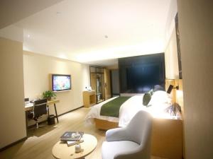 阜阳格林豪泰阜阳市会展中心商务酒店的配有一张床和一张书桌的酒店客房