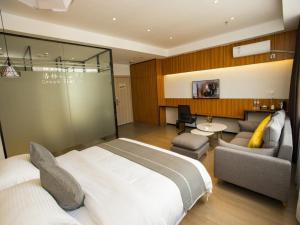 玉林格林豪泰玉林会展中心大润发酒店的一间带大床的卧室和一间客厅