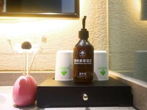 阜阳格林豪泰阜阳市会展中心商务酒店的一张桌子上放着一瓶蜂蜜,放着两杯
