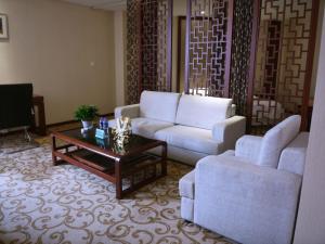 徐州格盟徐州鼓楼区三环北路金驹物流园酒店的带沙发和咖啡桌的客厅