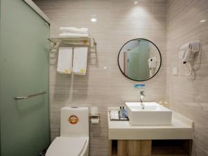 合肥贝壳合肥长江西路南岗地铁站酒店的一间带卫生间、水槽和镜子的浴室