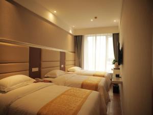 上海贝壳上海万达广场五角场地铁站店的酒店客房设有两张床和窗户。
