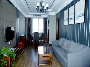 安庆贝壳安庆市迎江区人民路步行街酒店的客厅配有沙发和桌子