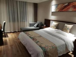 阜阳贝壳阜阳市汽车南站酒店的酒店客房设有一张大床和一张沙发。