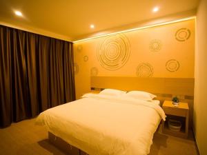 邯郸格林豪泰邯郸永年县河北铺快捷酒店捷酒店的卧室配有白色的床和窗户。