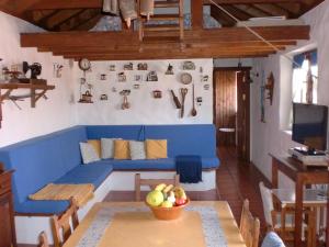 洛西洛斯卡萨如若拉库纳度假屋的客厅配有蓝色的沙发和桌子