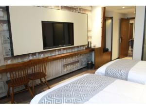 淮南格美淮南田家庵区朝阳东路酒店的酒店客房设有两张床和一台平面电视。