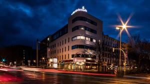 多特蒙德Hotel Esplanade Dortmund的夜幕降临的城市街道上