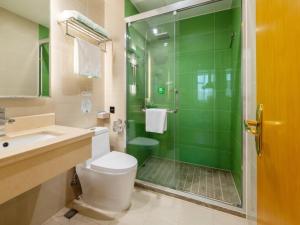 中山格林豪泰中山西区商务酒店的带淋浴、卫生间和盥洗盆的浴室