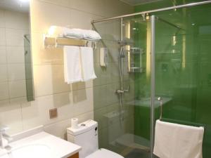洪家楼格林豪泰济南历城区凤凰路高铁东站快捷酒店的带淋浴、卫生间和盥洗盆的浴室