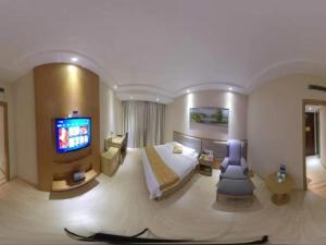 常熟格林豪泰江苏省苏州市常熟市海虞南路步行街商务酒店的大型酒店客房设有床和电视。