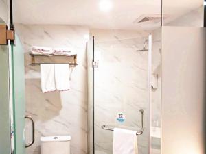 武汉贝壳武汉市武汉大学酒店的带淋浴、卫生间和毛巾的浴室