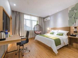 宁波贝壳宁波市高桥地铁站酒店的一间卧室配有一张大床、一张桌子和一张书桌