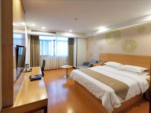 咸宁格林豪泰咸宁市高铁北站五金机电市场商务酒店的酒店客房设有一张大床和一台电视。