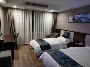 阜阳贝壳阜阳市汽车南站酒店的酒店客房配有两张床和一张书桌