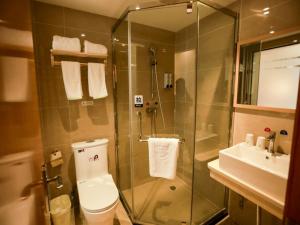 安顺格林豪泰安顺市关岭县关索大道智选酒店的带淋浴、卫生间和盥洗盆的浴室