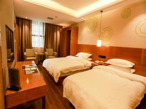安顺格林豪泰安顺市关岭县关索大道智选酒店的酒店客房设有两张床和电视。