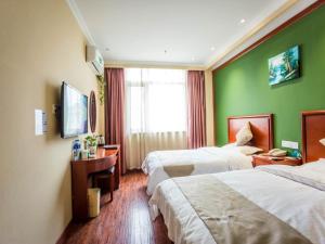 丹阳格林豪泰江苏省镇江市丹阳市万善公园快捷酒店的酒店客房设有两张床和电视。