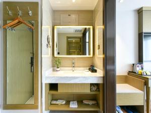 廊坊格雅廊坊艺术大道国际机场酒店的一间带水槽和镜子的浴室