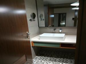 淮南格美淮南田家庵区朝阳东路酒店的一间带水槽和镜子的浴室