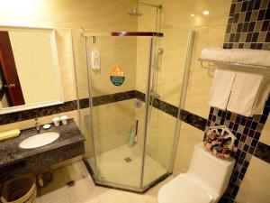 徐州格林豪泰江苏省徐州市中枢街贝壳酒店的带淋浴、卫生间和盥洗盆的浴室