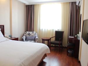 徐州格林豪泰江苏省徐州市中枢街贝壳酒店的酒店客房设有一张床、两把椅子和一扇窗户。