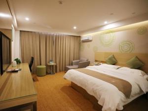 泗州格林豪泰宿州泗县汴河大道商务酒店的酒店客房设有一张大床和一张书桌。