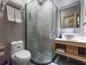 宁波贝壳宁波市高桥地铁站酒店的带淋浴、卫生间和盥洗盆的浴室