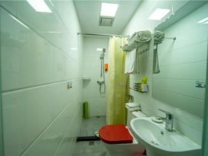 大理贝壳大理市大理古城南门酒店的一间带红色卫生间和水槽的浴室