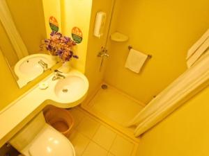 格林豪泰南京雨花台风景区中华门地铁站快捷酒店的一间浴室